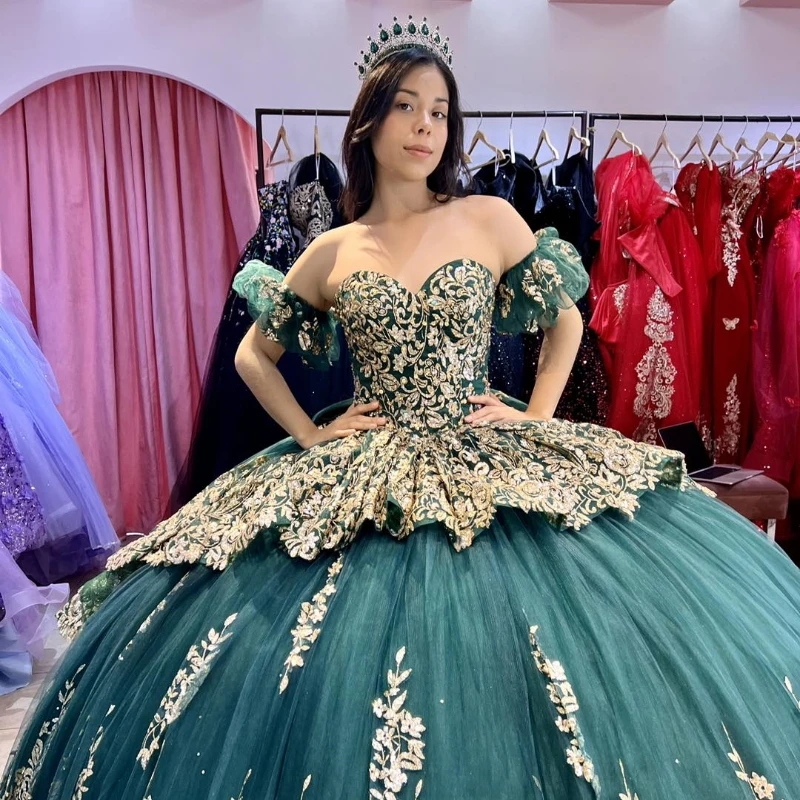 

Luxury Emerald Green Off The Shoulder Quinceanera Dresses Ball Gown Gold Appliques Lace Tull Birthday Party Dress vestido de 15