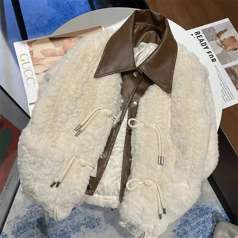 Veste courte en coton et cuir épissé pour femme, bouton en corne de vache, laine d'agneau, tendance, hiver, 2024