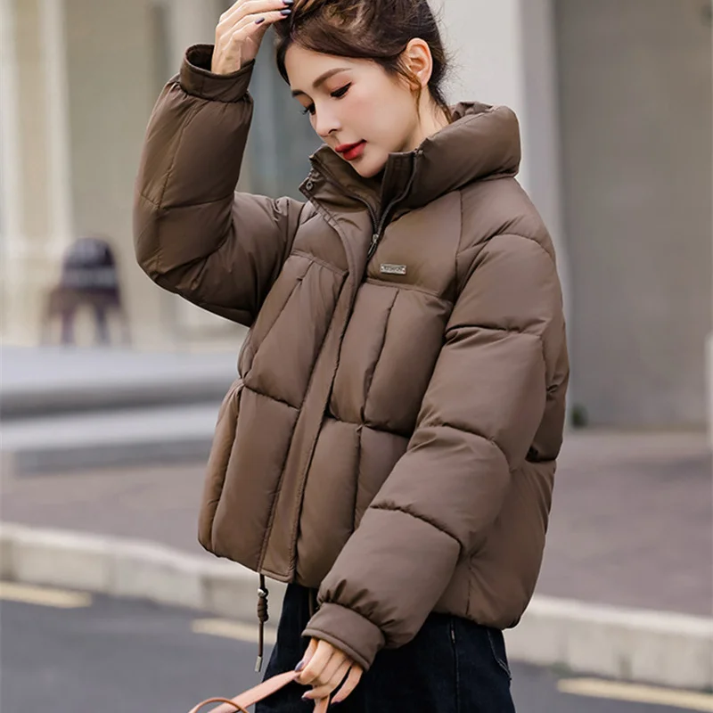 2025ฤดูหนาวThickenขนมปังเสื้อผ้านักเรียนสั้นParkas Stand-Up Collarเสื้อแจ็คเก็ตผ้าฝ้ายผู้หญิงStreetwearเสื้อหลวม