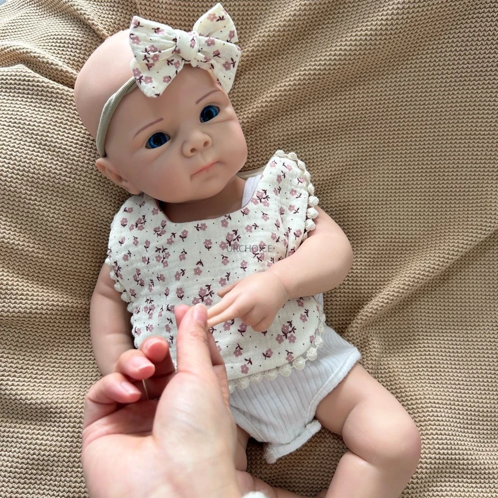 19Inch Soft E Lifelike Silicone Reborn Baby Girl Open Blue Eyes Tons de pele realistas e detalhes pintados para Collectibles Gift
