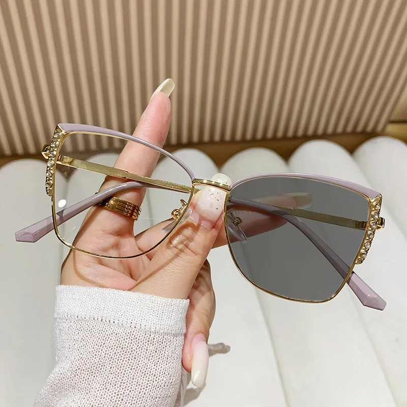 Fashion Cat Eye Anti Blue Light Photochromic Glasses Women Vintage Triangle Metal Frame Color Change Eye Protection Spectacles