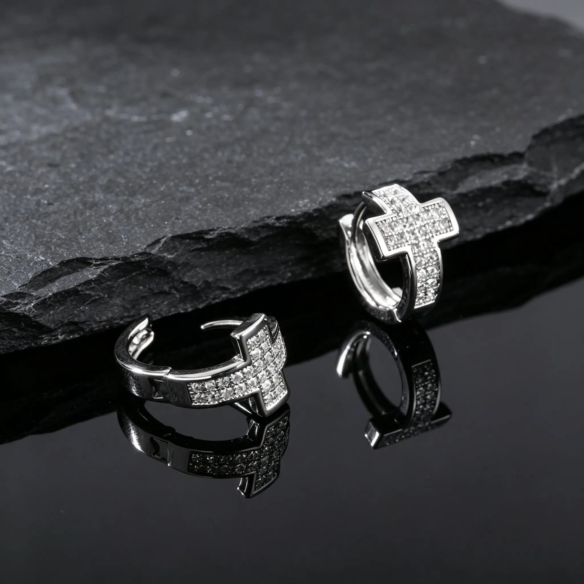 Hip-Hop Kreuz-Creolen für Männer, Trendige Zirkon-Huggie-Ohrringe, Piercing-Schmuck – Detail 1