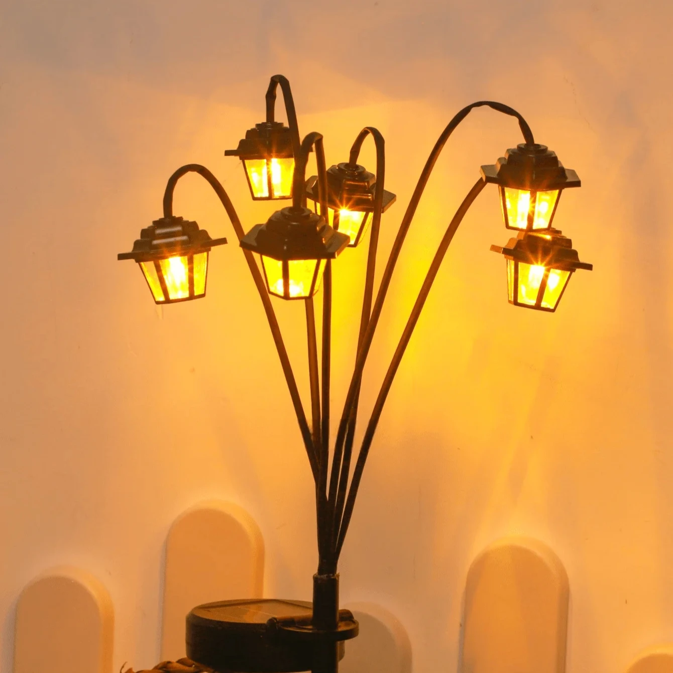 1pc Retro Lantern Decorative Light Solar-powered 6LED Retro Street Lamp Shaped Decorative Light Suitable for Garden Courtyard