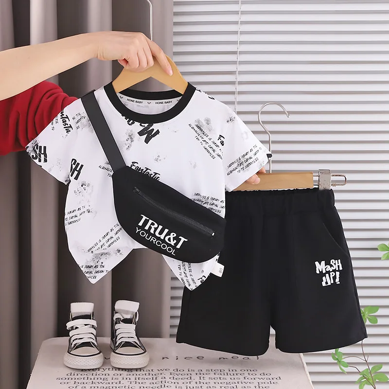 

Комплект из 3 предметов для мальчиков: футболка с коротким рукавом с принтом тай-дай и надписями + шорты + поясная сумка. Детский повседневный уличный комплект одежды.