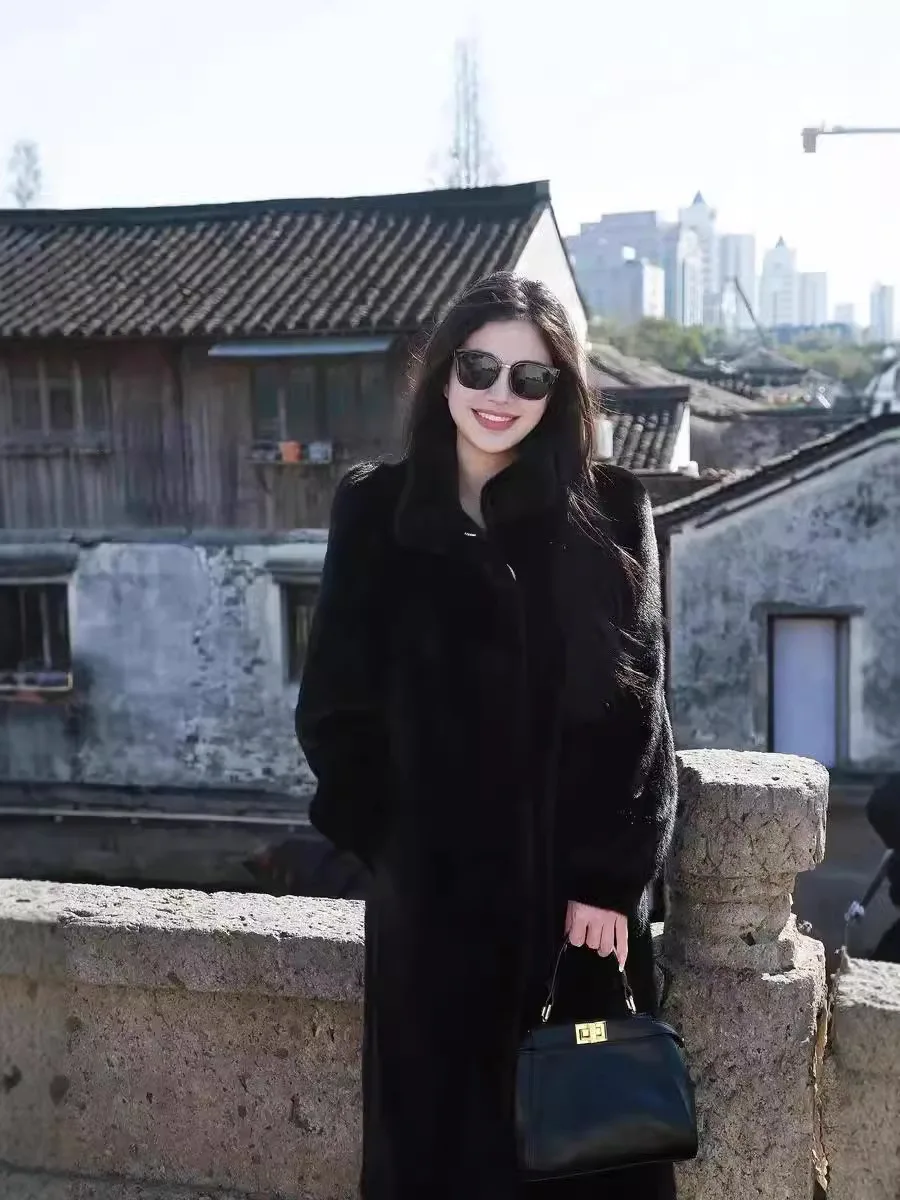 เสื้อโค้ทขนเฟอร์เทียมแบบยาวสำหรับผู้หญิง เสื้อโค้ทผู้หญิงแบบพับปกตัดด้วยมือ งานถักสำหรับเจ้าสาว สวมใส่สบาย หรูหรา คลาสสิก ทรงแม็กซี่ คอวี ผูกเชือก ทรงพอง