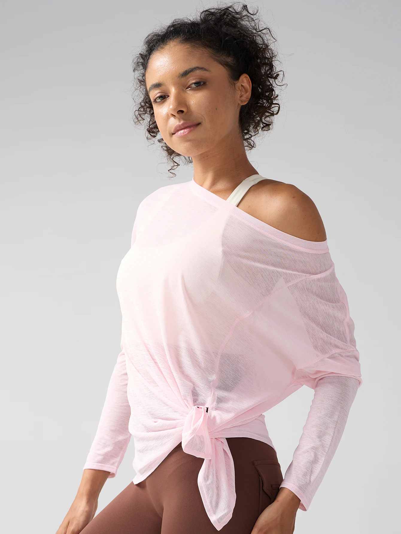Langärmlige, atmungsaktive Yoga-Tops für Damen, sexy Mesh-Oberteile, locker sitzend, schnell trocknend, seitliche Schlitze, bequeme Sport-Tops für Outdoor-Laufen und Radfahren