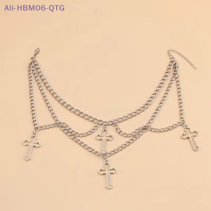 Collar con colgante de cruz gótica, un accesorio de moda para mujer, con un estilo moderno, hip-hop y vintage, ideal como complemento para un atuendo de estilo gitano.