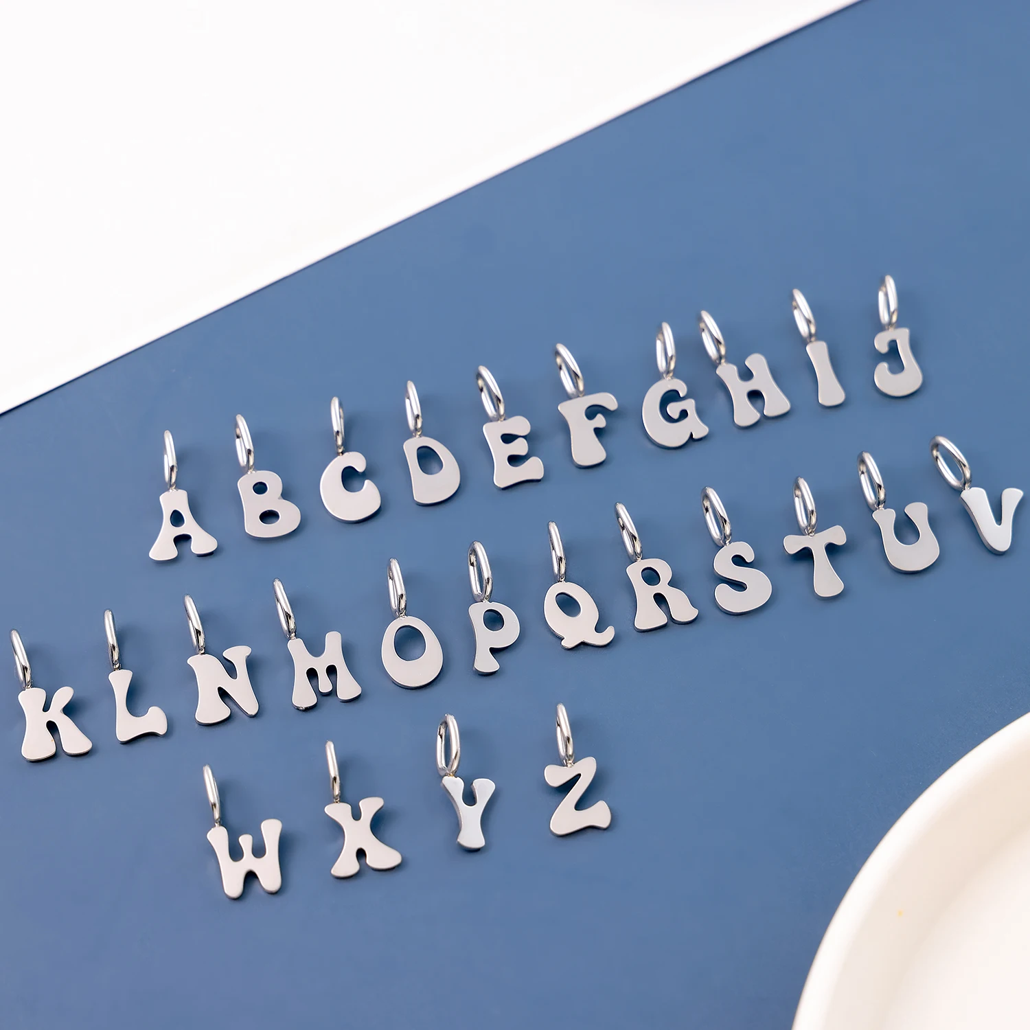 Minimalist ische trend ige silberne Farbe anfänglichen Charme Anhänger Buchstaben Charme Edelstahl Alphabet Buchstaben DIY Schmuck