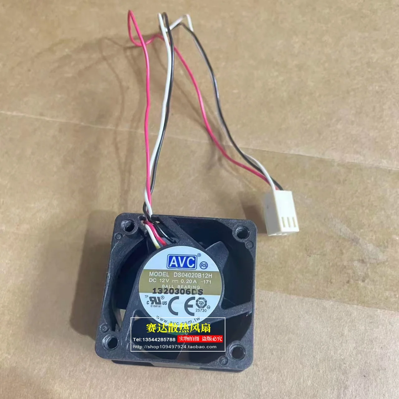 

AVC DS04020B12H 4020 12 В 0,20 А 3 линии проводной охлаждающий вентилятор 40*40*20 мм
