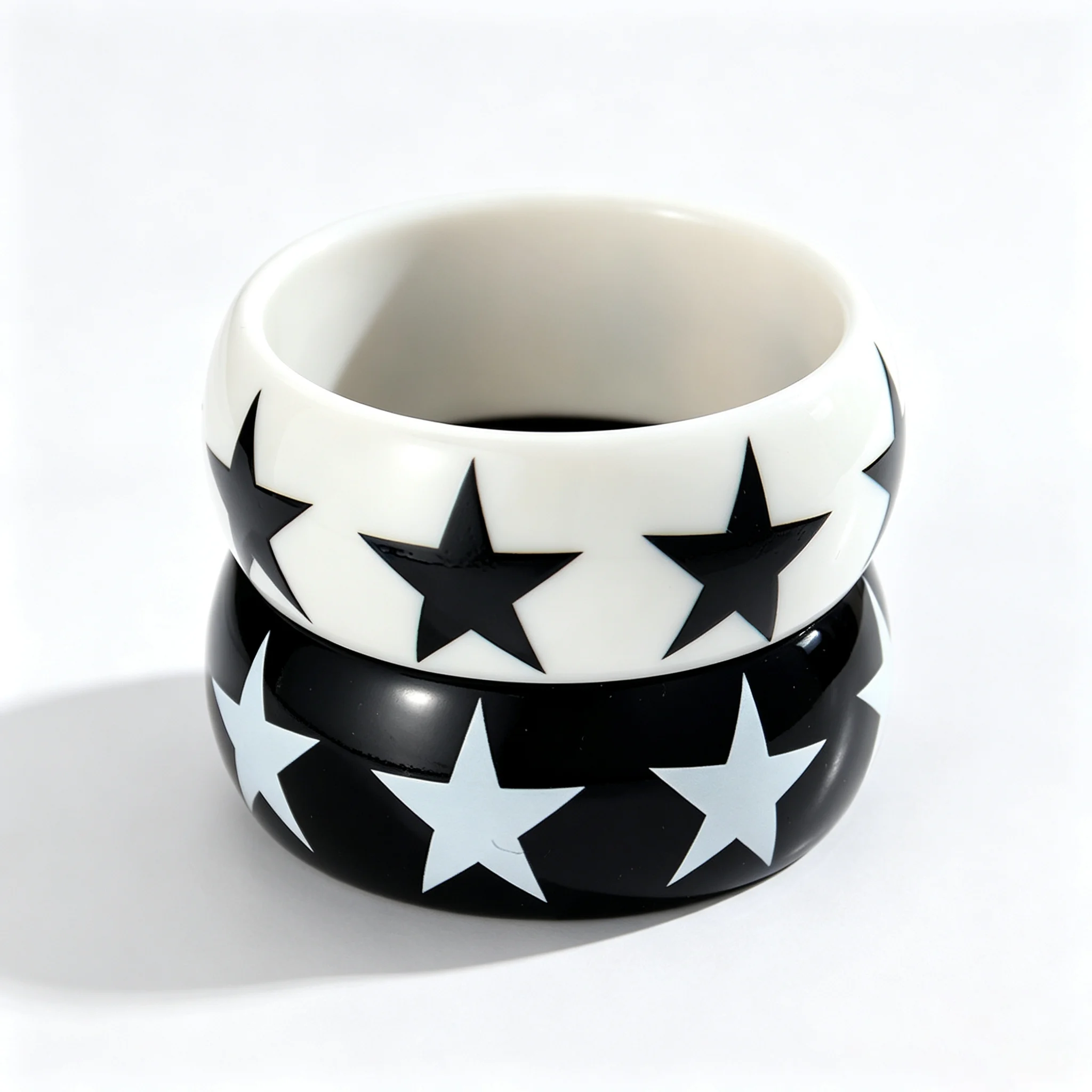 Einfacher Acryl-Armreif in Schwarz-Weiß mit Sternen- und Punktmuster, breiter, runder, geometrischer, klobiger Armreif aus Kunstharz, minimalistischer Schmuck, Geschenk. – Detail 2