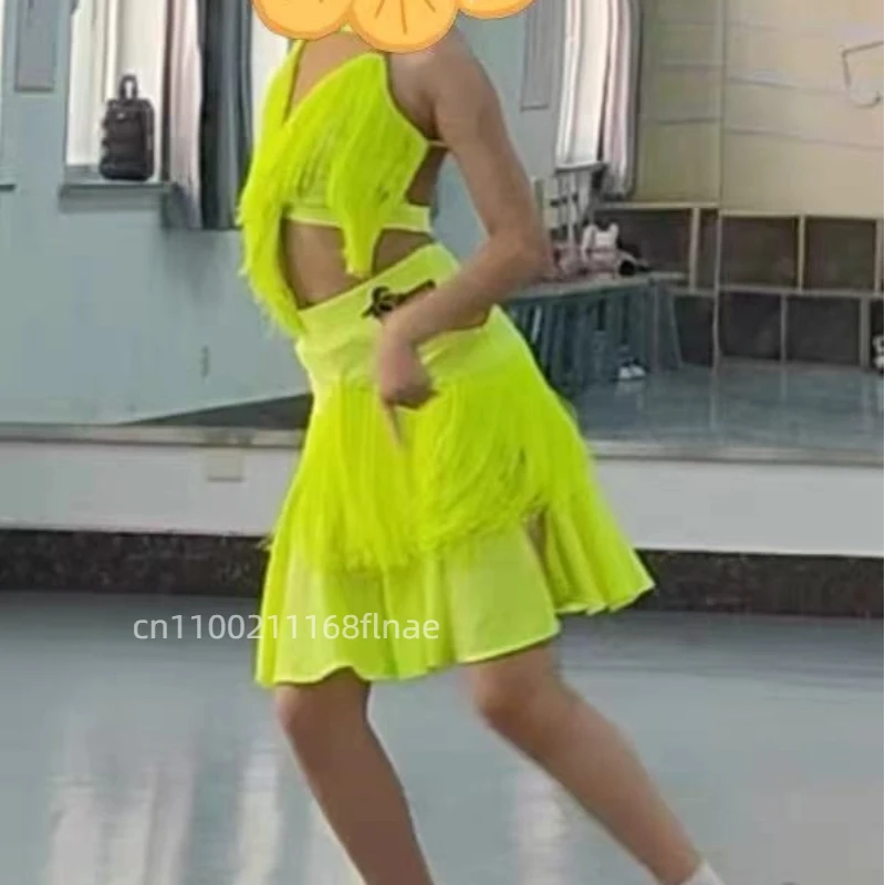 Neues High-End-Quasten-Latin-Tanzkostüm mit geteiltem Design für Mädchen, um im professionellen Tanzkostümwettbewerb zu führen