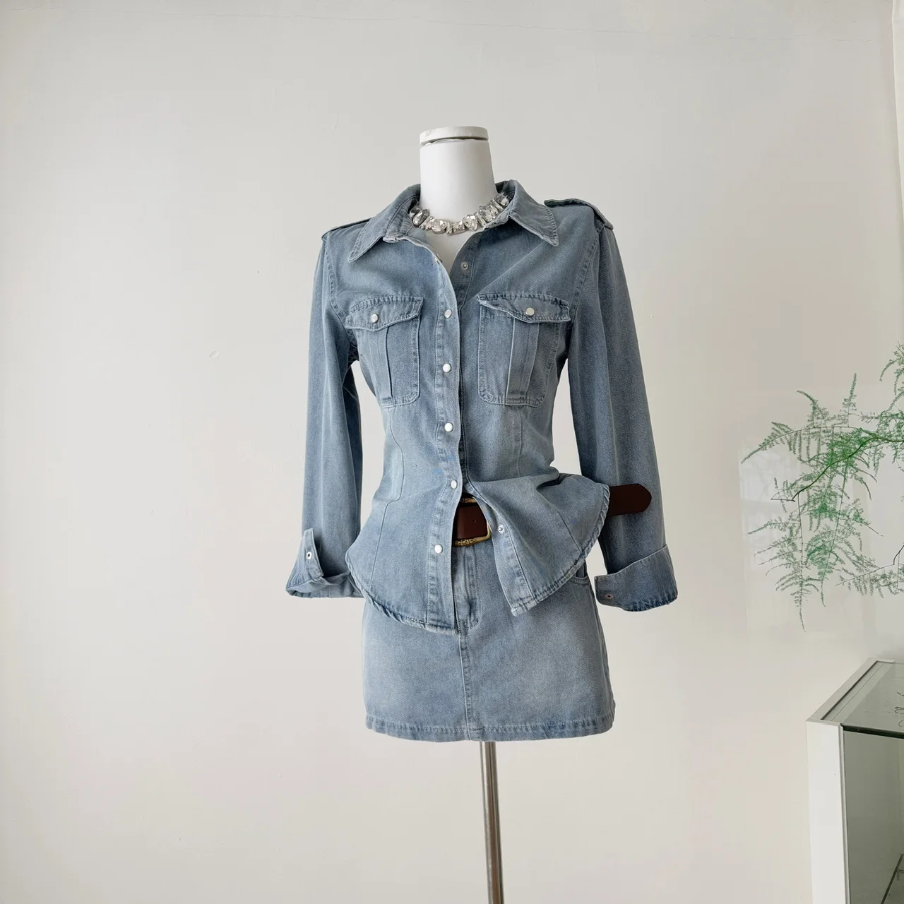 

Женская весенне-осенняя шикарная джинсовая юбка из двух предметов, комплект Ldy с длинными рукавами и однобортными карманами, тонкая джинсовая рубашка, топ + мини-юбка