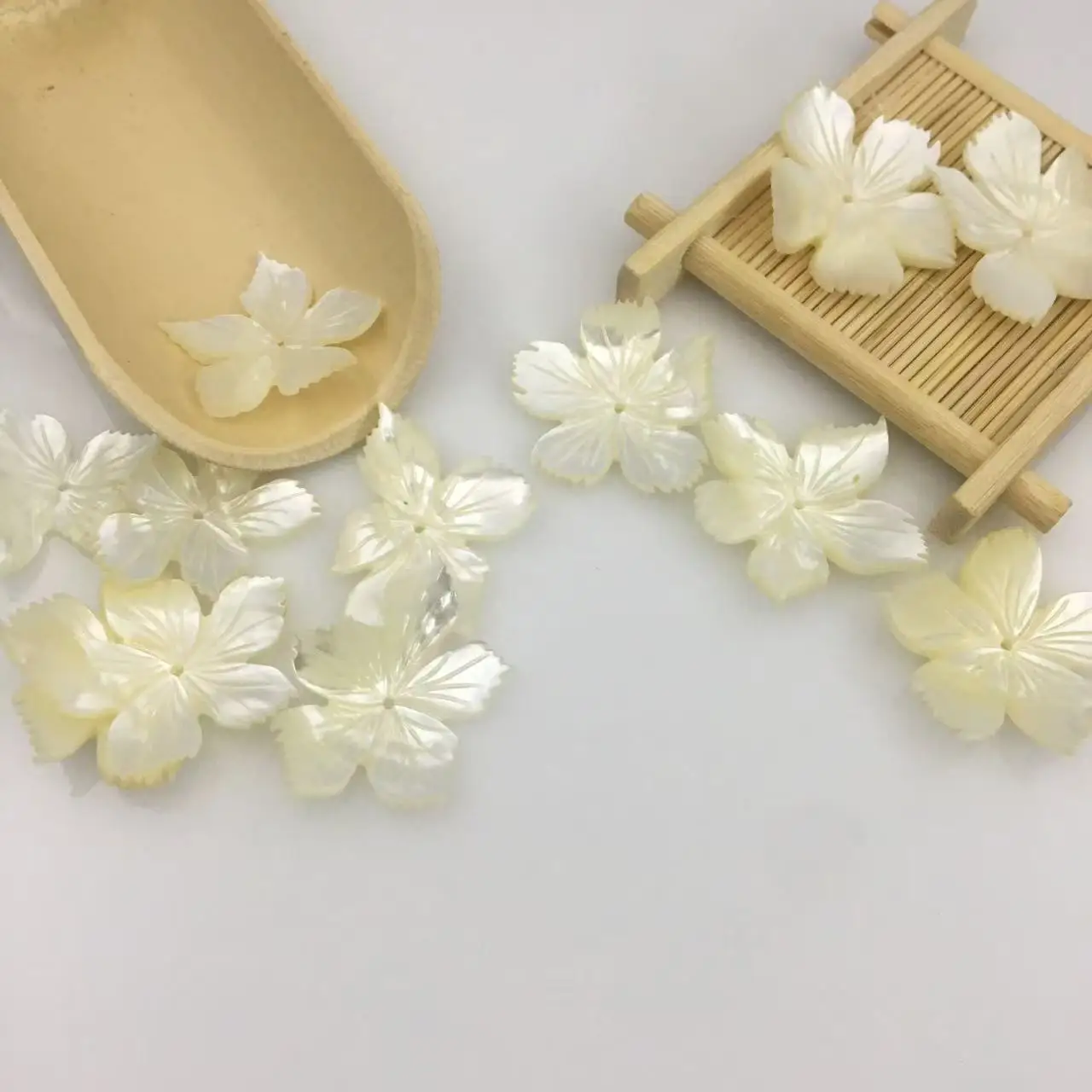 

Natural white butterfly shell 25~30mm five-petal flower shape plum bowl flower fashion simple DIY handmade earrings accessories