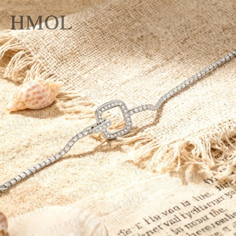 يضيف سوارًا مستديرًا من المويسانتي المتلألئ سحرًا لا جهدًا وخالدًا مناسبًا لكل من الملابس غير الرسمية والرسمية