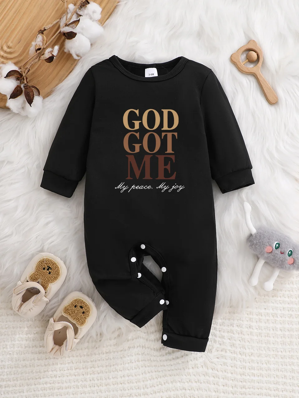 Ein langärmeliger Baby-Strampler mit interessanten Buchstaben-Prints. Es verfügt über ein Knopfverschluss-Design für einfaches An- und Ausziehen.