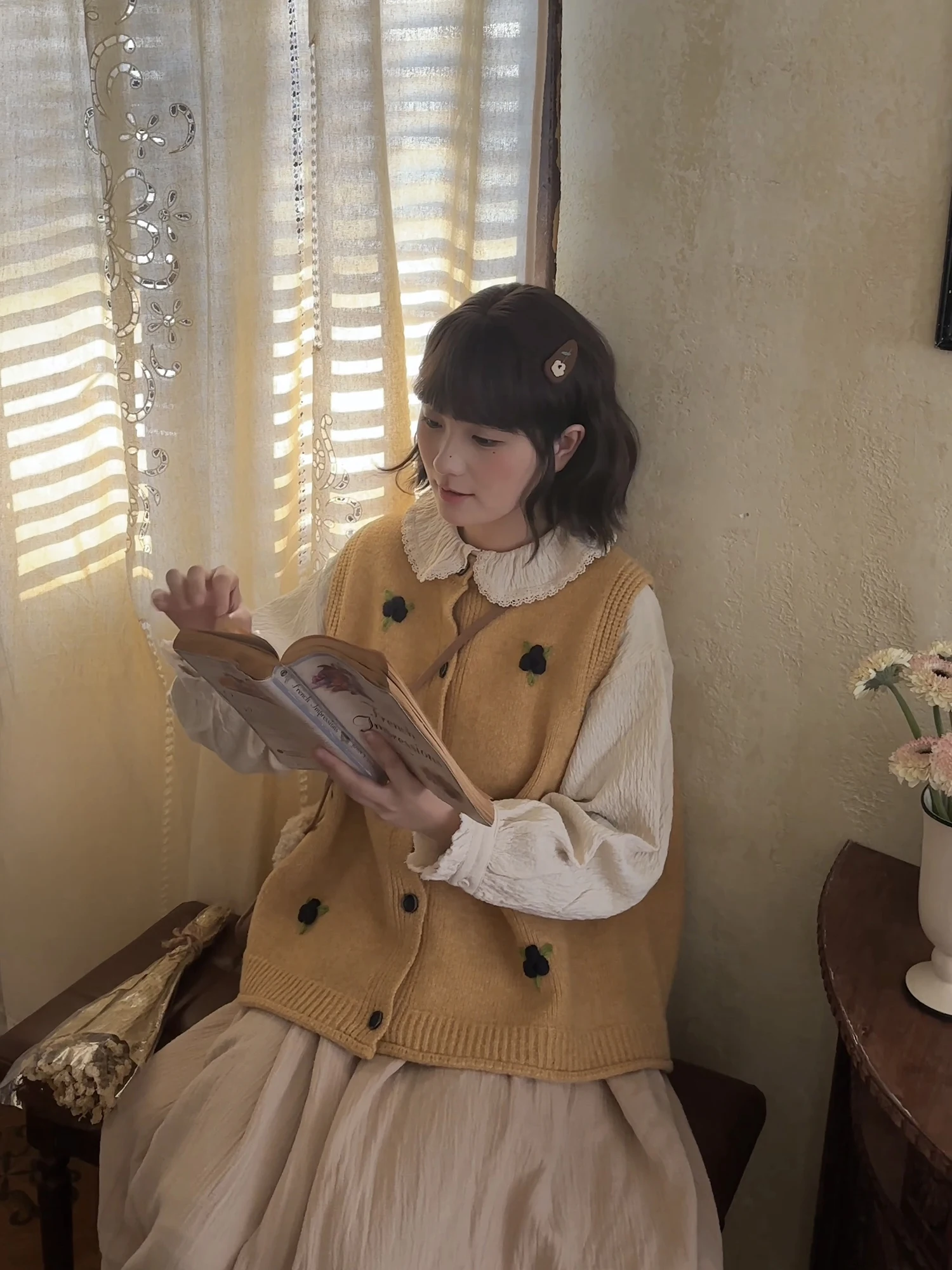 

Мужской стильный вязаный жилет, женский вязаный жилет с вышивкой цветов, универсальный, стройнящий, для многослойных образов, весенний сезон, круглый вырез