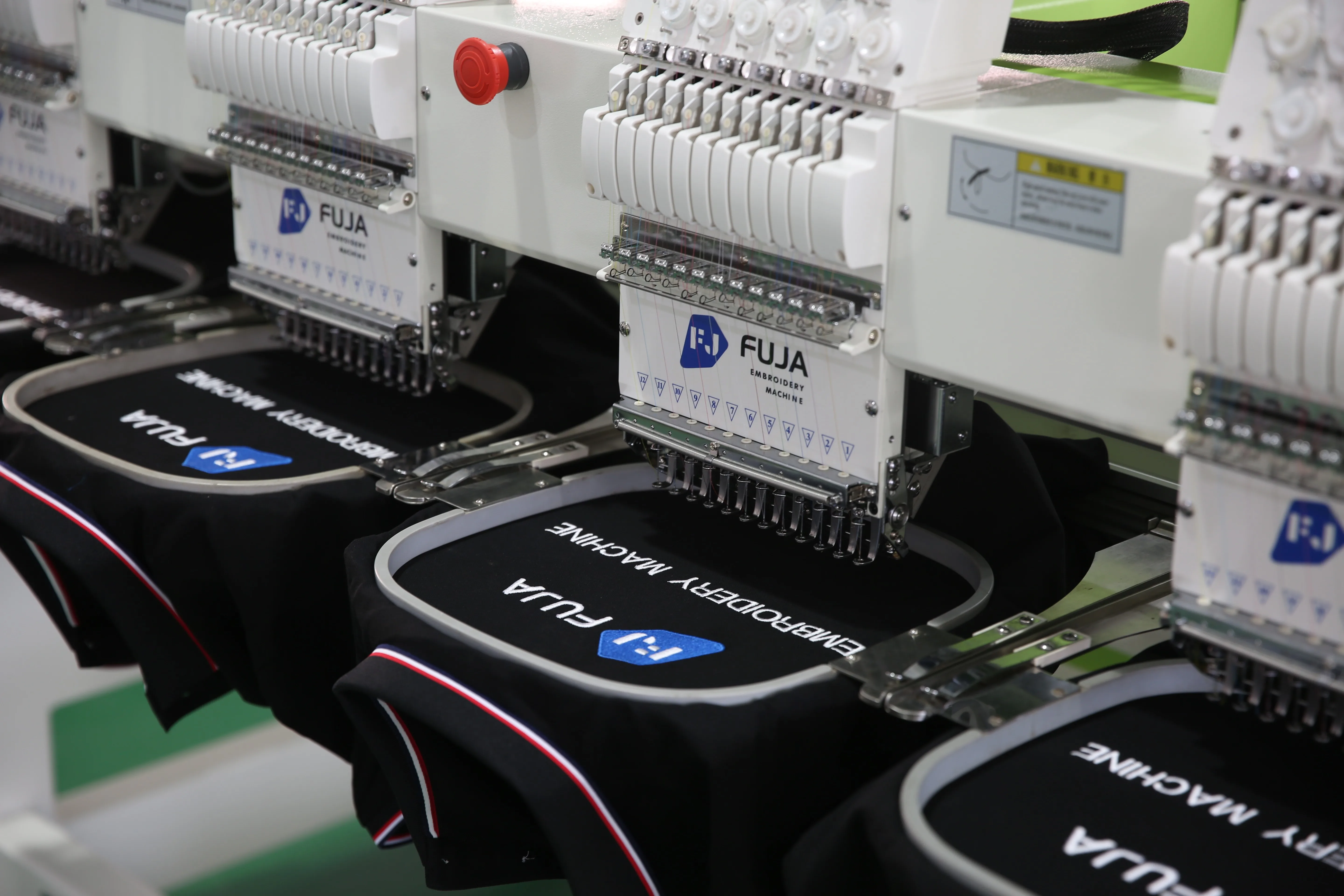 FUJA Industriale 4 Testa Multi Aghi Digitale Computerizzato T-shirt Cappelli Macchina da Ricamo per Ricamo Tappeti Digitali