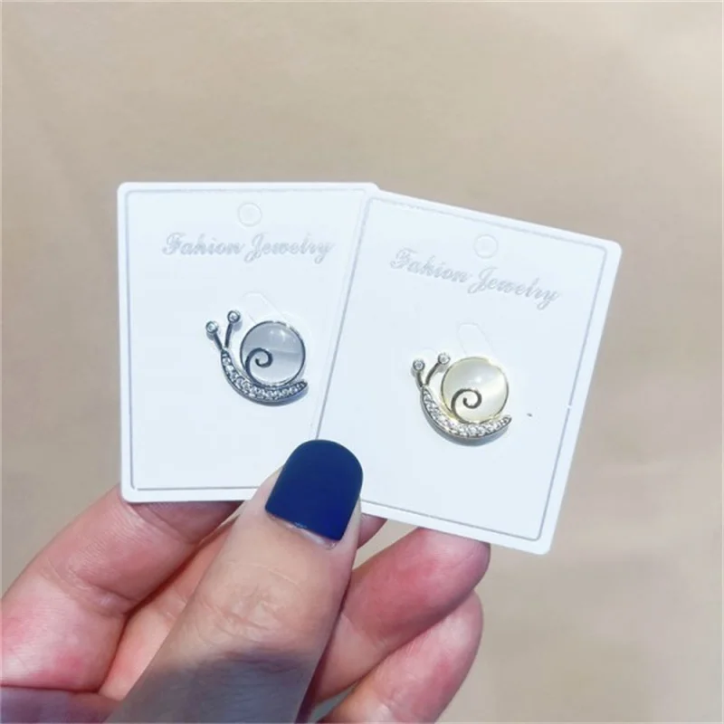 Cartoon Cute Snail Brooch for Women Cat\'s Eye Stone Animal Brooches Anti-glare Lapel Pin Fixed Clothes Pins Sweater Coat Clothin