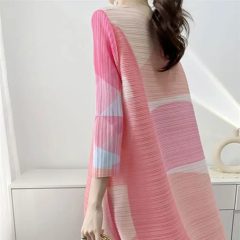 Abbigliamento femminile Girocollo Pendolarismo Stampato geometrico Pieghe eleganti Abito longuette allentato 2025 Abiti casual con maniche a 3/4 primavera estate