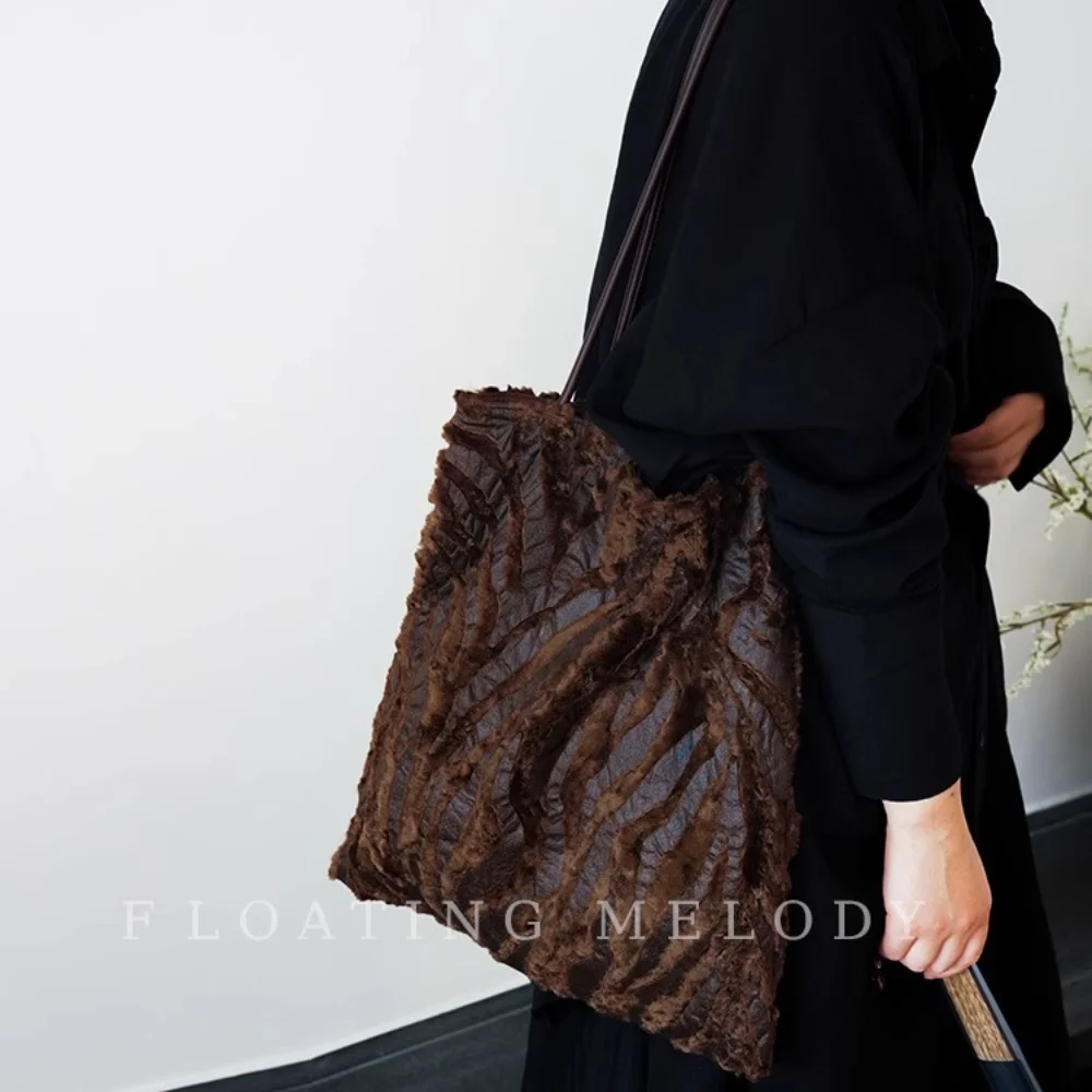 حقيبة نسائية تحت الإبط بتصميم متخصص وحقيبة يد قهوة عميقة وحقيبة كتف من الفرو للسفر للاستخدام اليومي #4