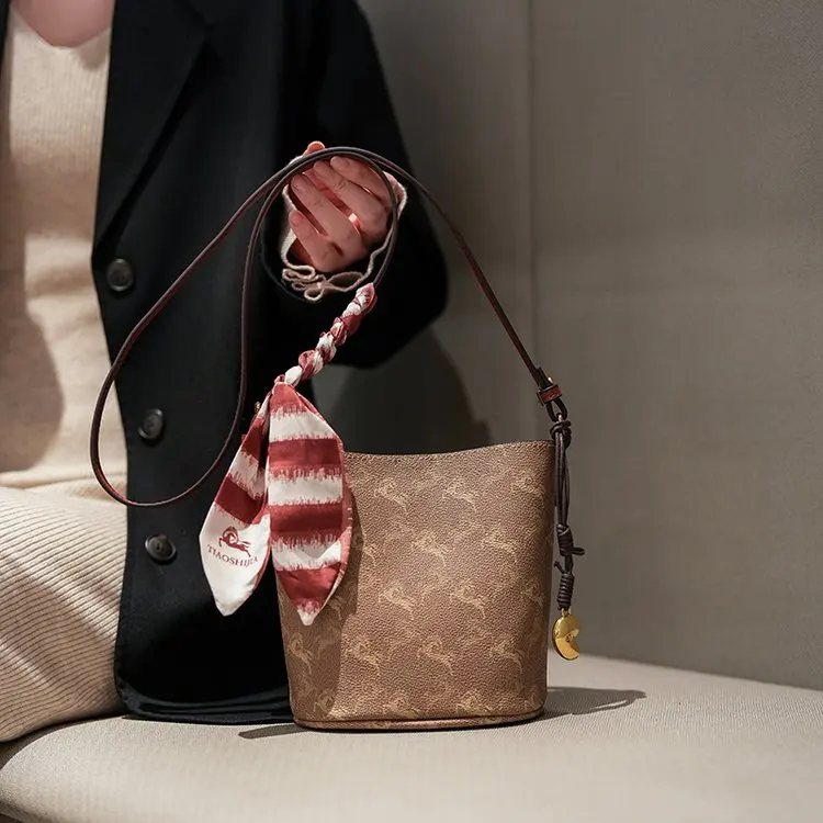 

Chic Minimalist Vintage Diaper Bags For Women Trendy Solid Color Shoulder Bag Simple Leather Commuter Bag Luxury Brand