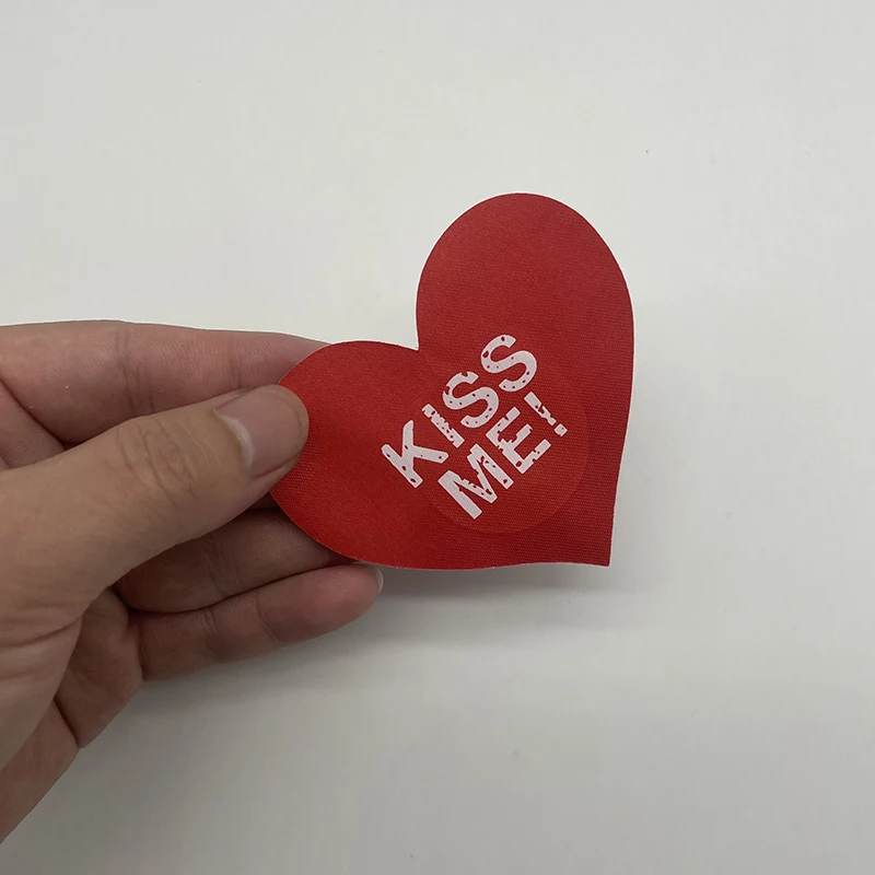 20 pezzi rossi da donna a forma di cuore Kiss Me, autoadesivi monouso in raso, copri capezzoli, adesivi per pasticcini per il seno, per vestiti senza spalline