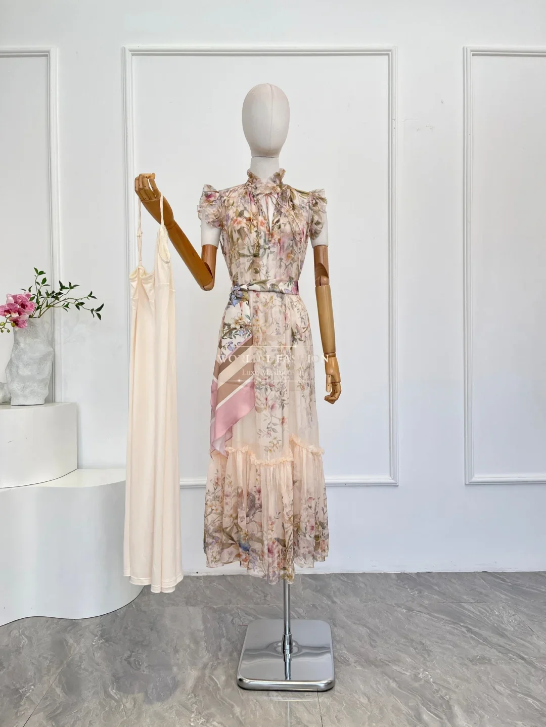 Różowa sukienka midi bez rękawów z falbankami i nadrukiem w kwiaty w stylu rokokowym, nowy wzór 2025