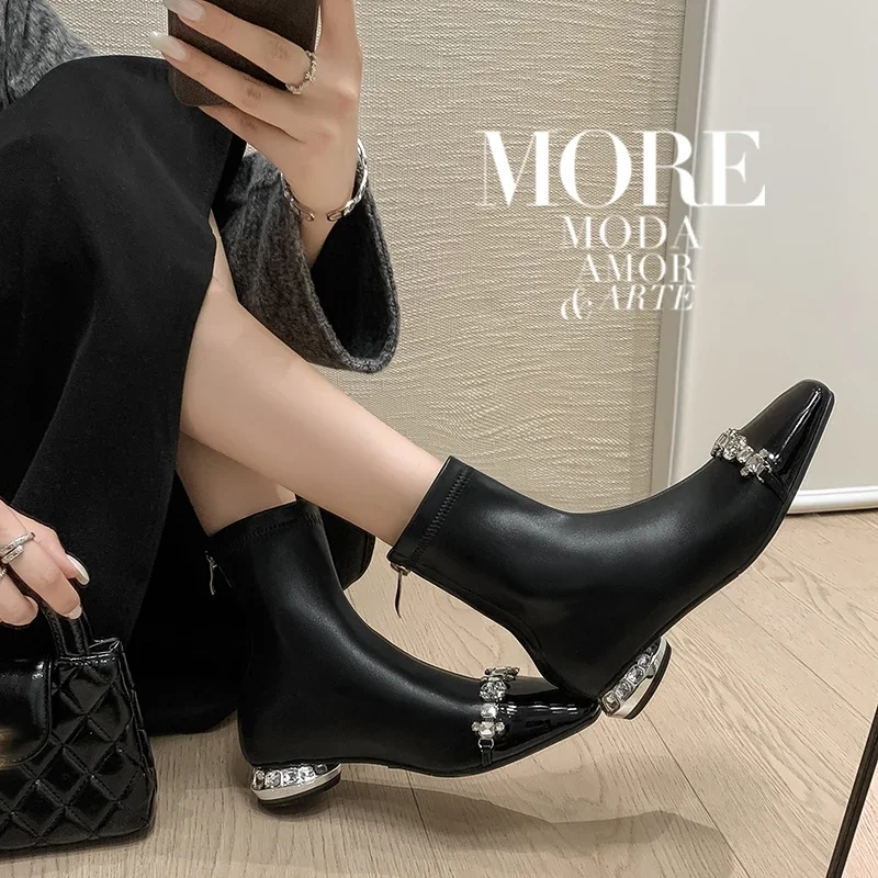 

2026, осенне-зимние женские ботильоны, рост 22-24,5 см, современные ботинки из эластичной лакированной кожи на круглом каблуке с бриллиантами, узкие ботинки с молнией сзади