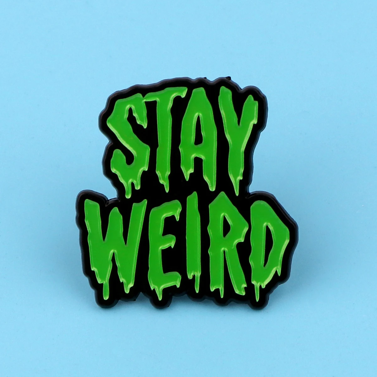 Stay Weird-broches de esmalte para mujer, alfileres de solapa, insignias en mochila, accesorios de ropa, regalo de joyería de terror de Halloween