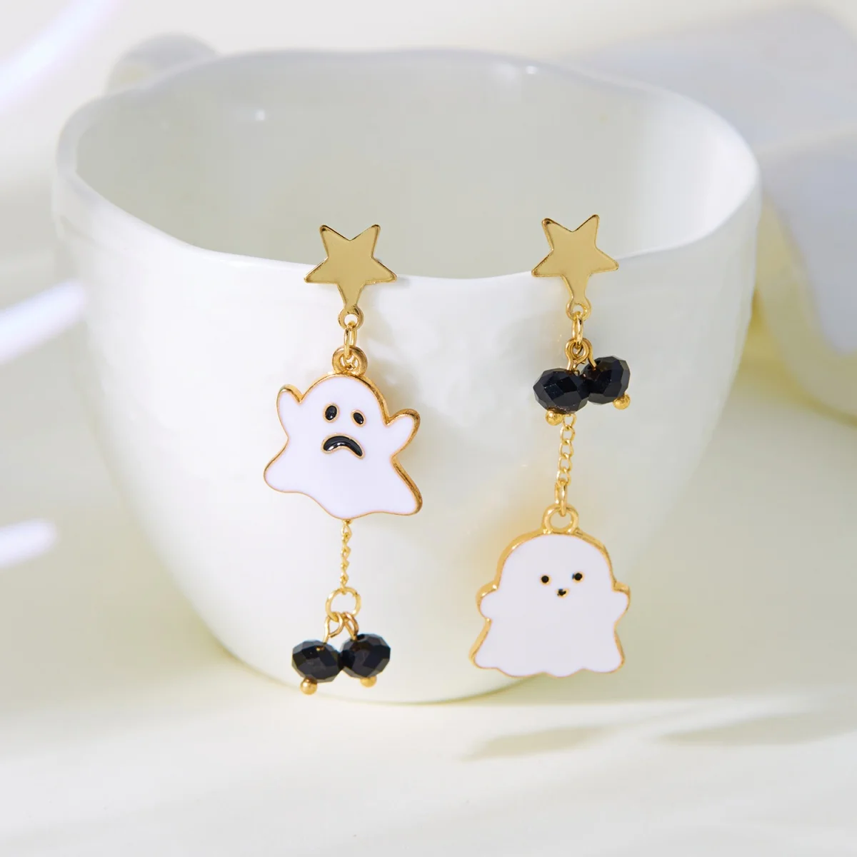 Halloween-Ohrringe, minimalistisch, weißer Geist, schwarze Kristallperlen, Stern, asymmetrischer Tropfenohrring für Damen und Herren, Gothic-Schmuck, Geschenk