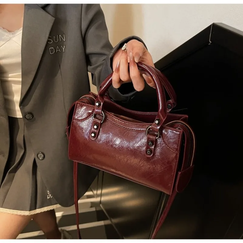 

Elegant Leather Diaper Bag Ladies Shoulder Purse High End Minimalist Trendy Design Vintage Classic Designer Paris Large Capacity