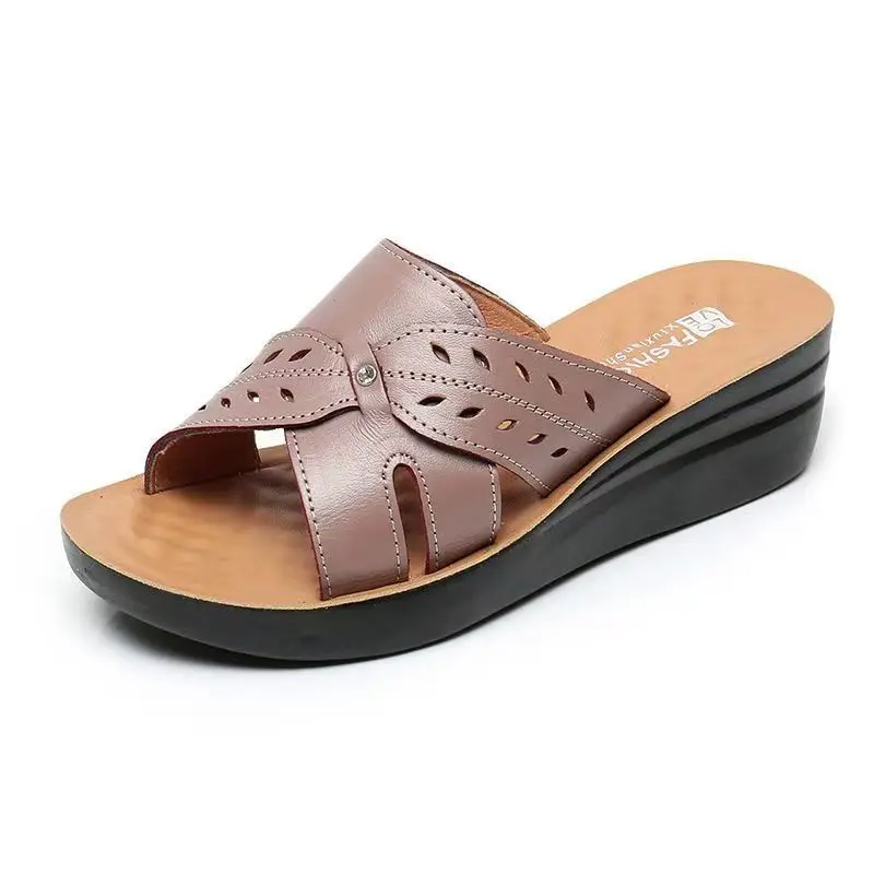 

Women's Summer Leather Wedges Slippers Soft Sole Non Slip Open Toe Lightweight Outdoor Slippers Middle-Aged And Elderly Sandals