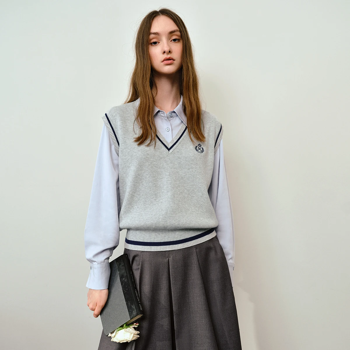 Olrain feminino estilo preppy francês colete sem mangas mistura de lã simples camisola profunda decote em v casual outono 2025 novos topos o57qj000651