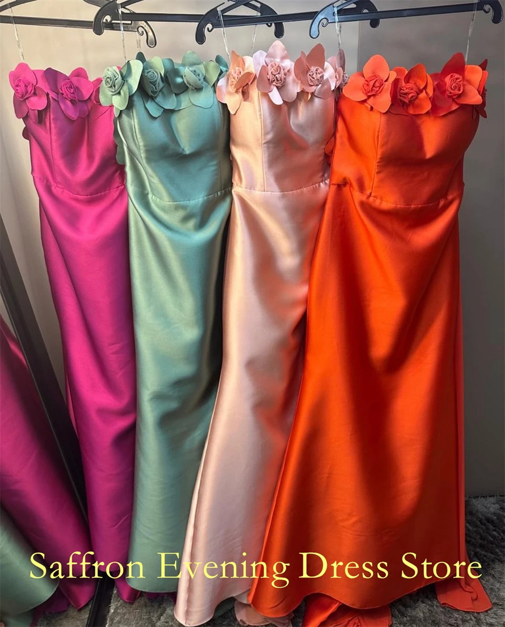 Gaun Malam Tanpa Tali Bunga Anggun Kustom Gaun Selebriti Kereta Panel Halus Gaun Pesta A-Line Satin Klasik