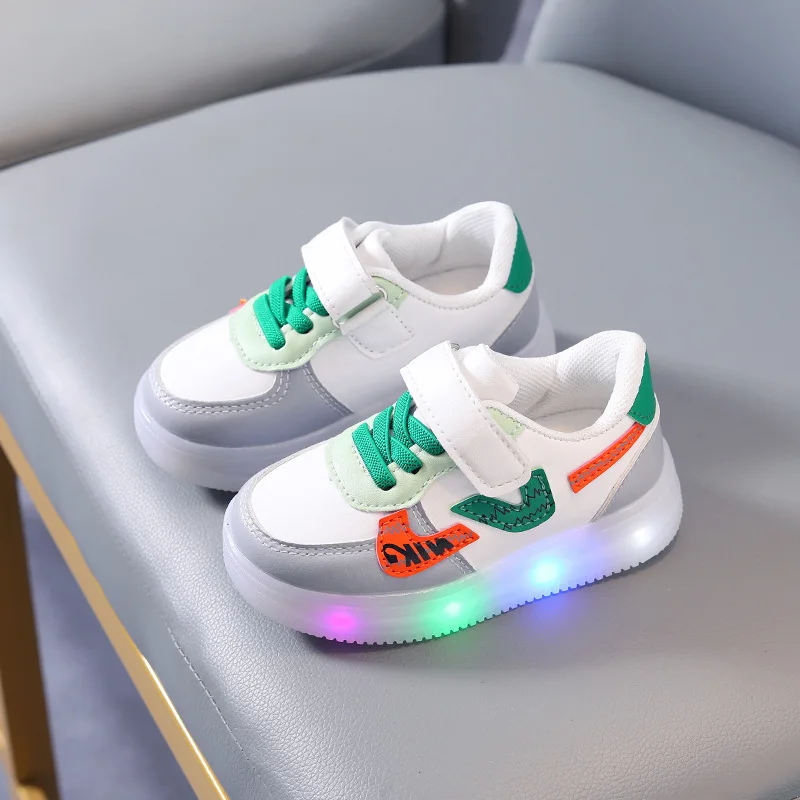 Scarpe sportive per bambini con luci a LED scarpe per bambini da 1 a 6 anni scarpe da ginnastica antiscivolo per bambini e bambine con suola luminosa