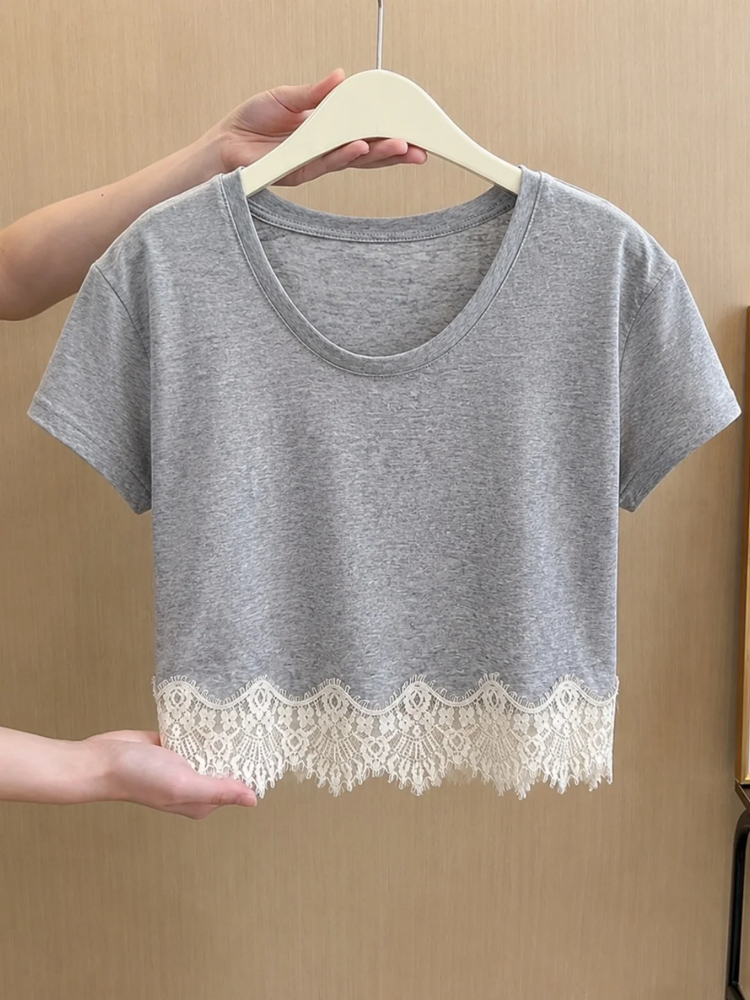 

Elegant Casual Lace Splice round Neck T-Shirt Summer 2026 Korean Style Straight Cut Short Sleeve Women's Silk Top