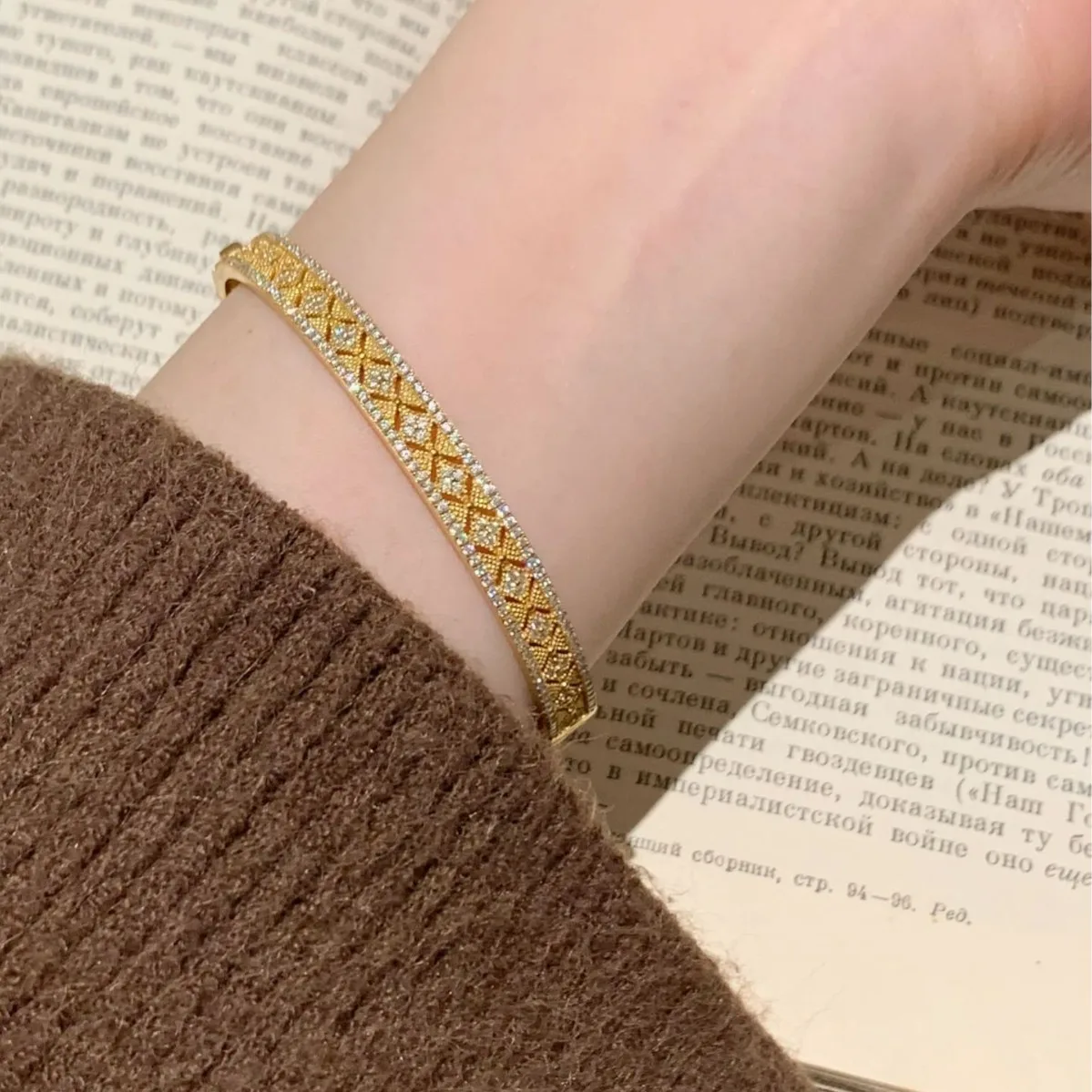 Charm dignified bracelet for women diamond inlay hollow out antique gold craftsmanship light luxury exquisite bangles jewelry