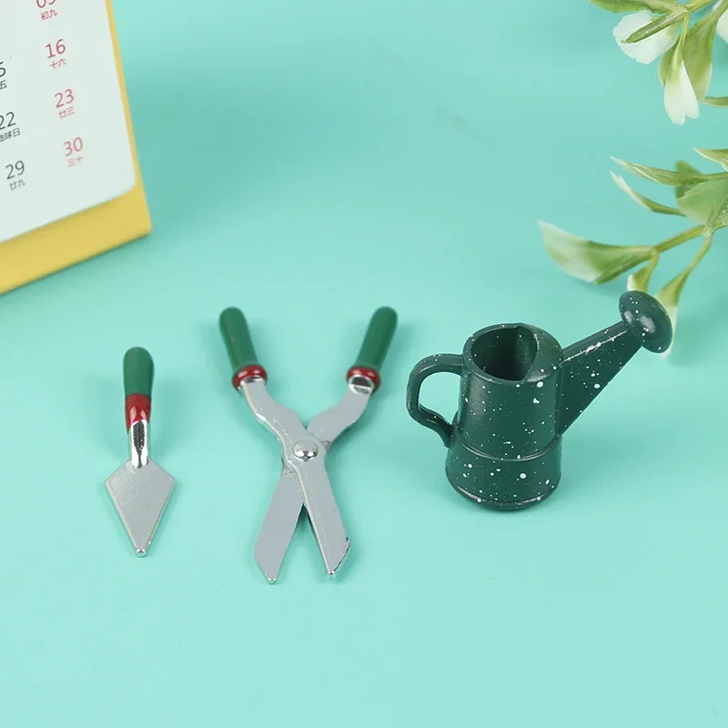 Set di attrezzi da giardinaggio con pala e forbici per annaffiatoio in metallo modello mini casa delle bambole 1: 12