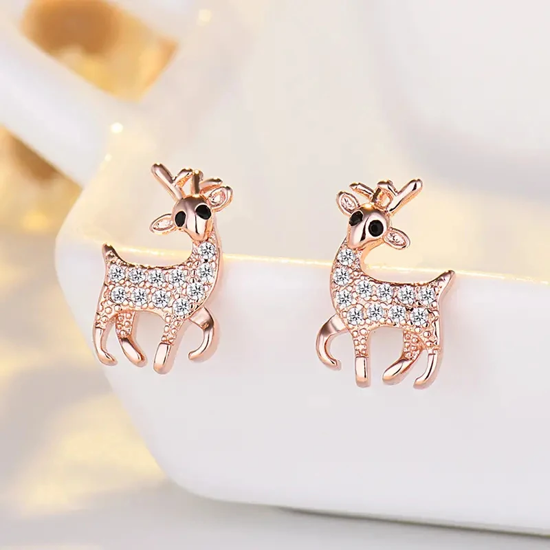 Boucles d'oreilles clous Huitan pour femme, motif cerf mignon, entièrement serties de zircone cubique, accessoires de fête de Noël, bijoux tendance pour femme, motif animal