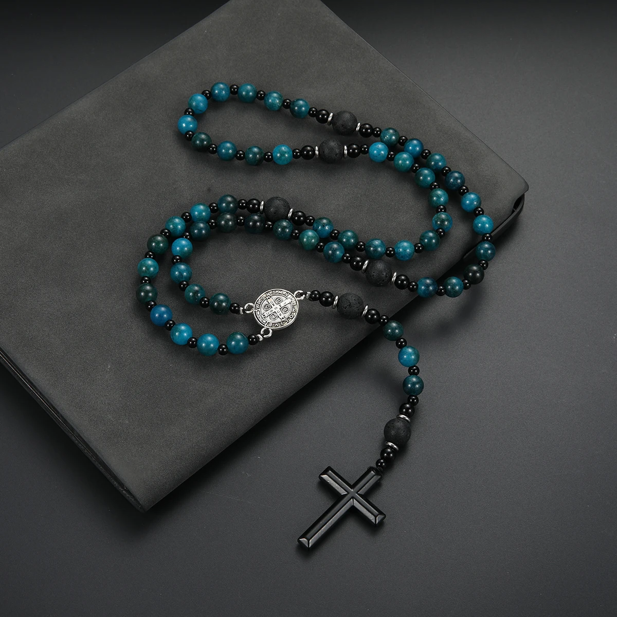 قلادة عصرية ورائعة من الأحجار الكريمة باللون الأزرق من الخرز القديس بنديكت كروس للرجال والنساء هدية مسبحة