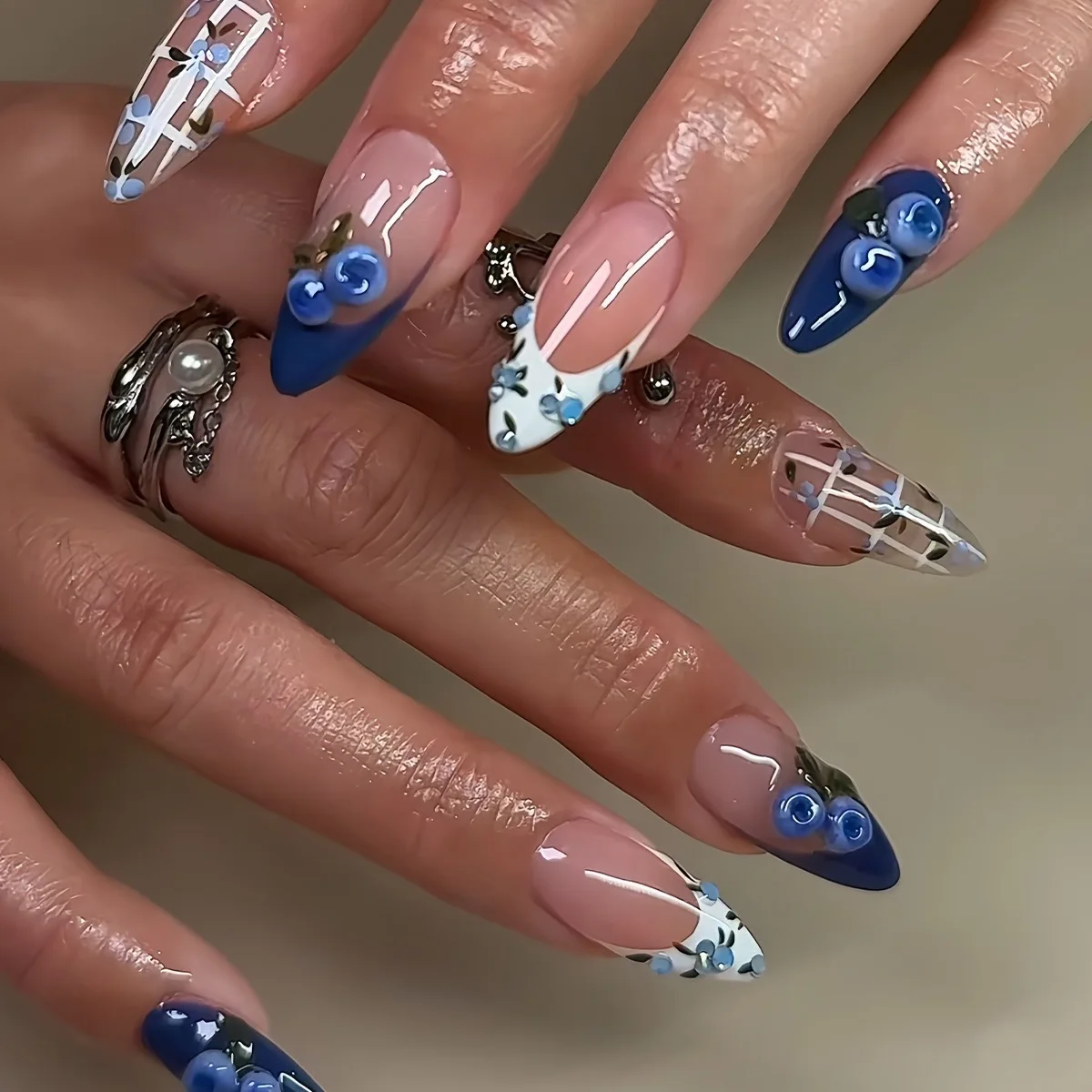 

24 шт., носимые милые накладные ногти, милые черничные длинные миндалевидные накладные ногти с клетчатыми узорами, модные типсы для ногтей