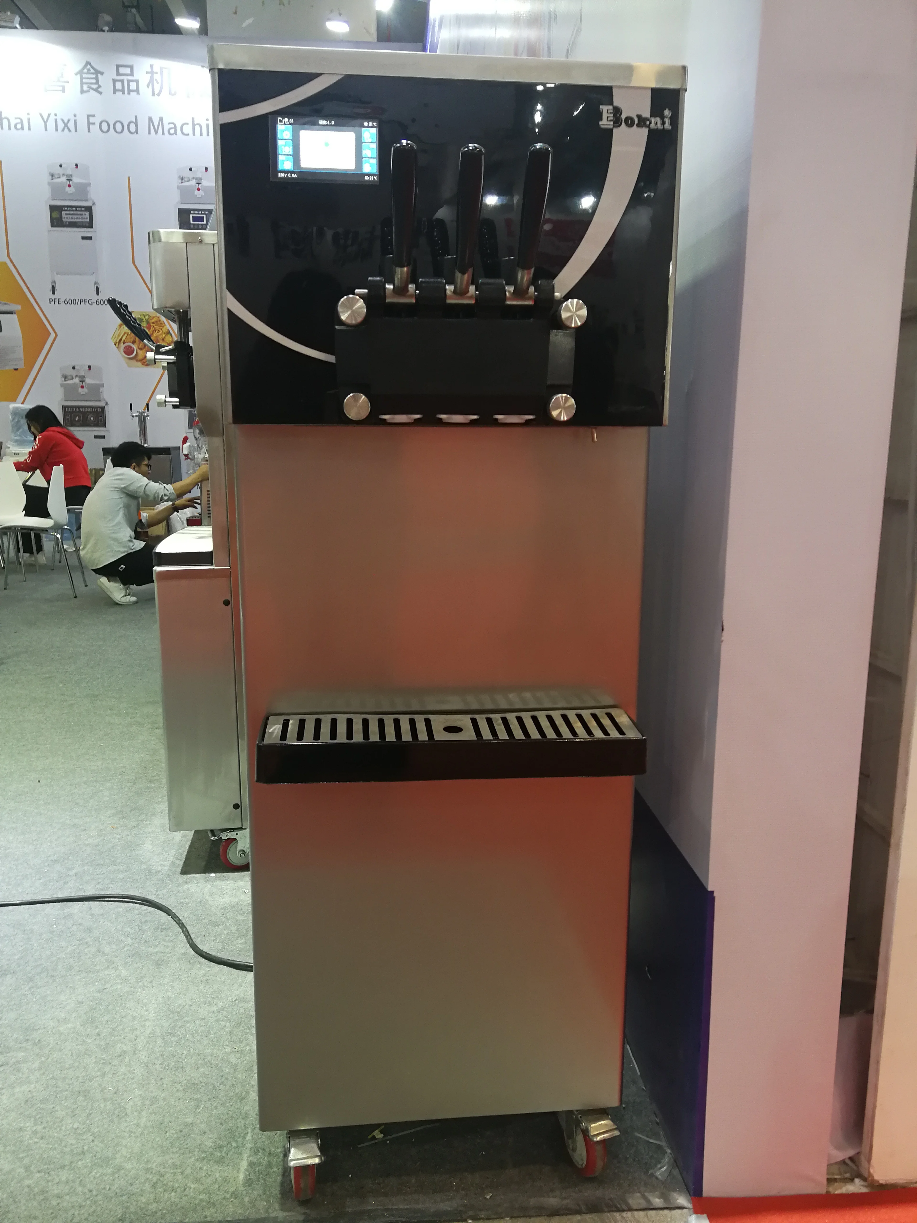 Machine à crème glacée molle commerciale Machine à crème glacée Momoyo Machine à crème glacée molle Machines à collation