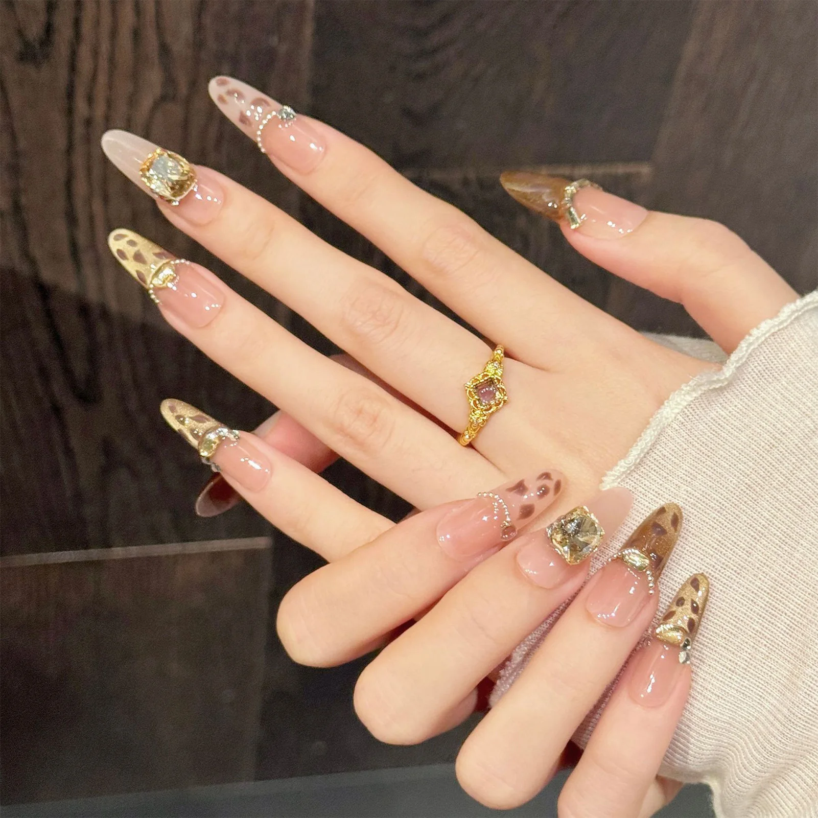 

10 шт. Очаровательные накладные ногти ручной работы, длинные, в форме миндаля, золотые, роскошные, с декором из страз цвета шампань, с леопардовым принтом, французский дизайн