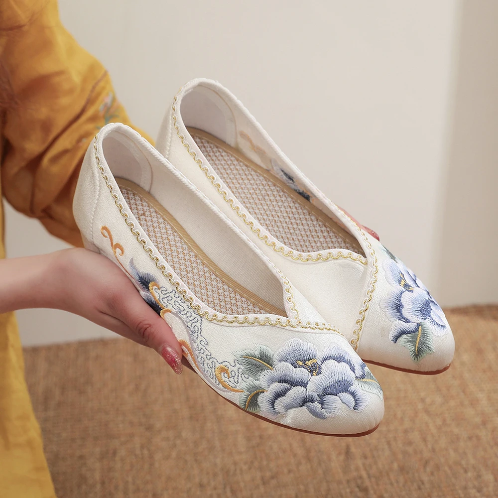 Veowalk Vintage Chinese Embroidery Women Cotton Satin Pointy Toe Slip On Low Heel Pumps Elegant Ladies Casual Walking Shoes