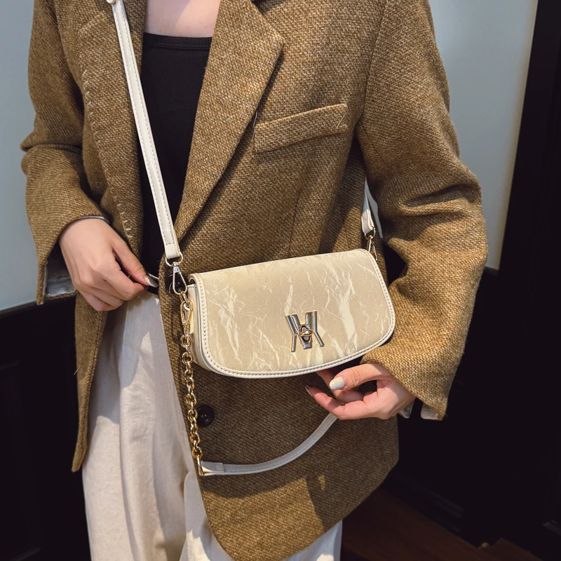 

Trendy Women Shopping Bag Canvas Material Large Capacity Fashionable Pattern Reinforced Handles Ideal for Shopping Beach