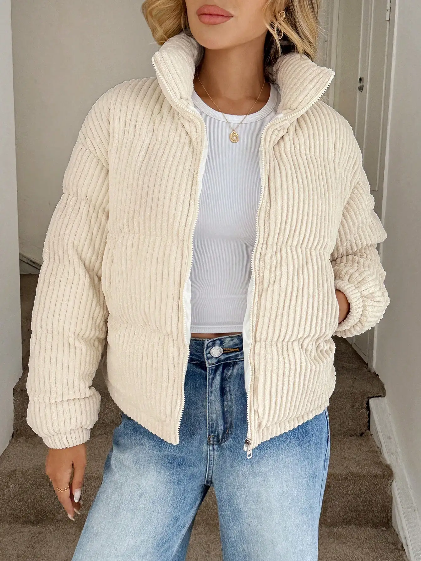 

Кремовая вельветовая куртка-пуховик на молнии для повседневной носки осенью и зимой