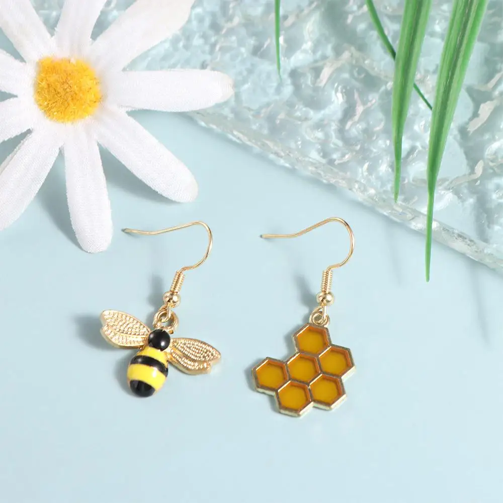 Unique Alloy Bee Earrings Insectoid Appearance Asymmetric Structure Eardrop Cute Color Texture Honeycomb Earrings Daily Wear