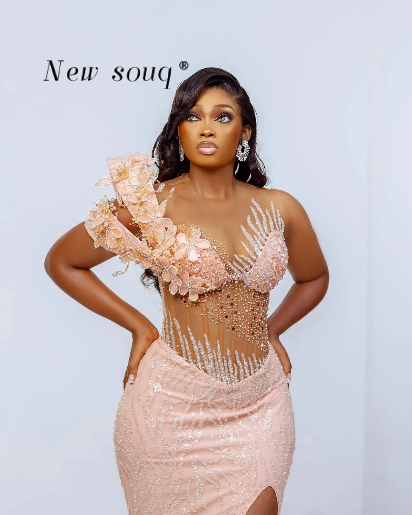 ピンクのセクシーなハイスプリットプロムドレス黒人女の子のためのカスタマイズされたクリスタル花柄コルセットナイジェリア結婚式のイブニングパーティードレス