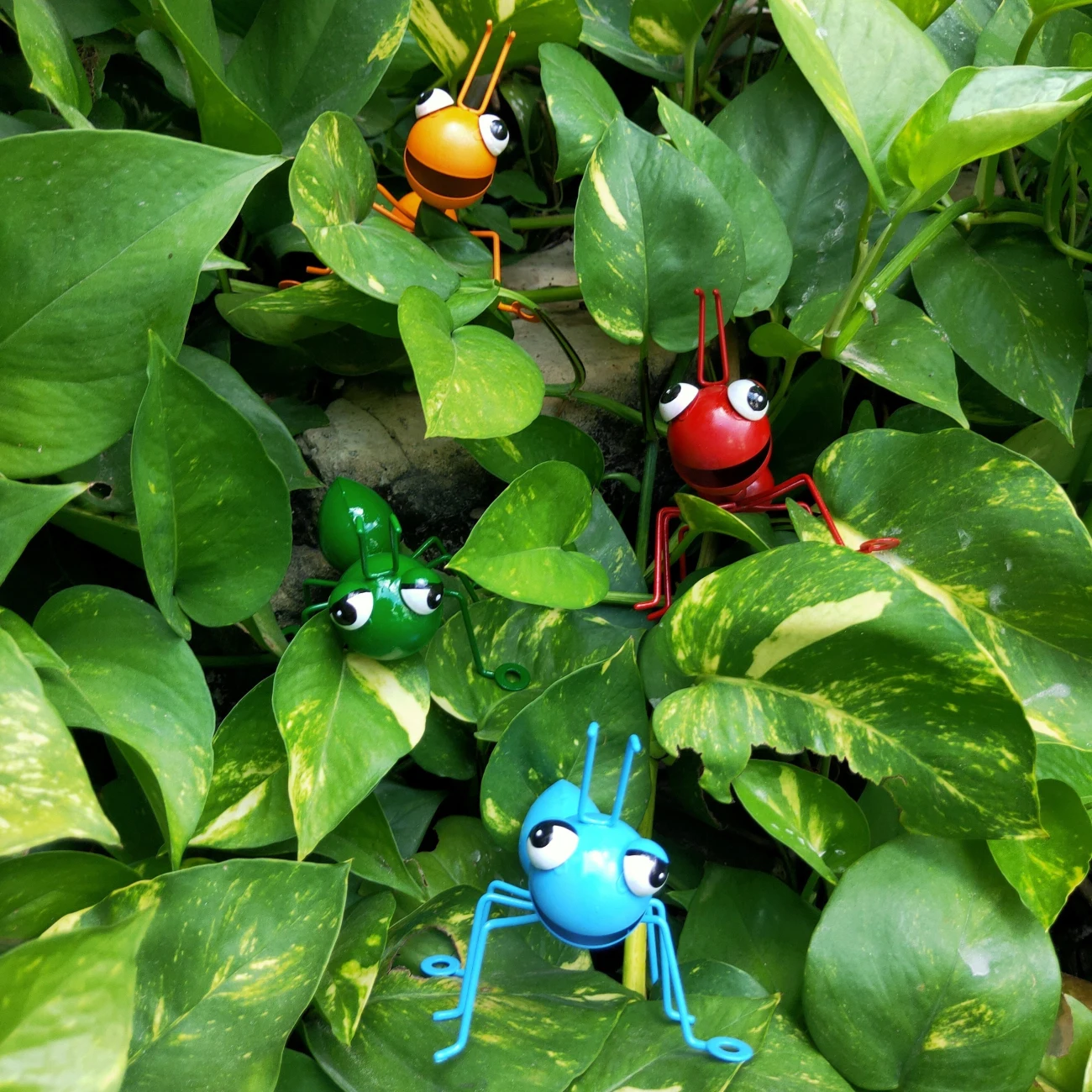 ชุดประติมากรรมมดเหล็กชนบท 4 ชิ้นที่มีตาโต - เหมาะสําหรับการตกแต่งสวนและลาน ธีมฮาโลวีน ไม่ต้องใช้แบตเตอรี่