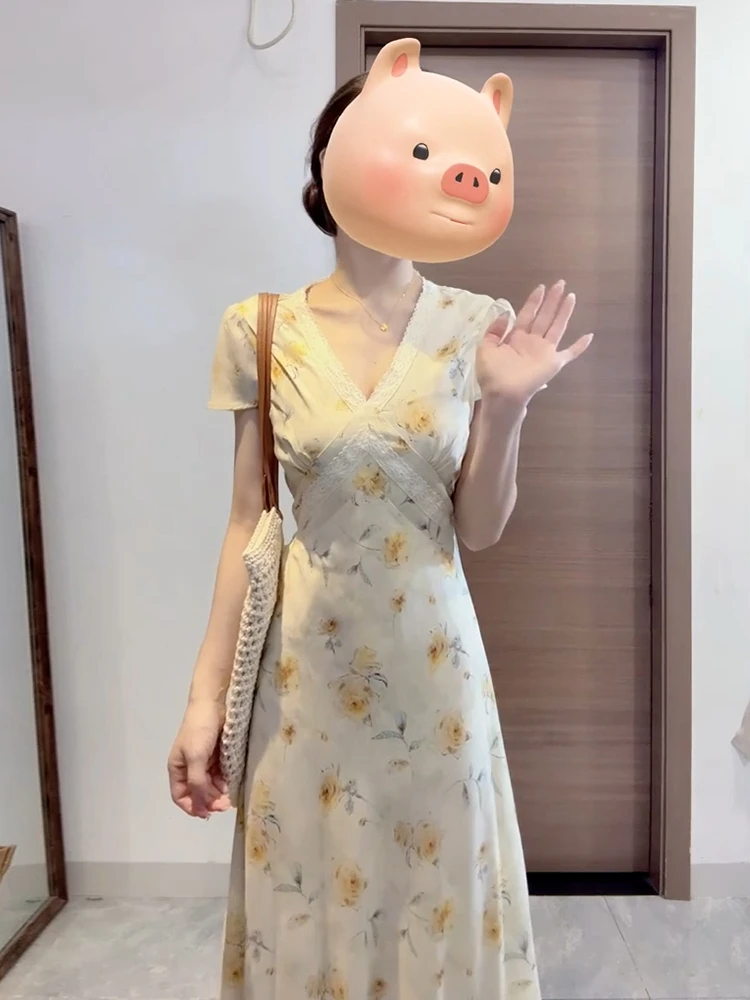 ชุดเดรสยาวลายดอกไม้สีเหลืองอ่อน รุ่นใหม่ประจำปี 2025 สำหรับผู้หญิง สไตล์ญี่ปุ่น สวยหวาน เหมาะสำหรับใส่ไปเที่ยวทะเลช่วงฤดูร้อน